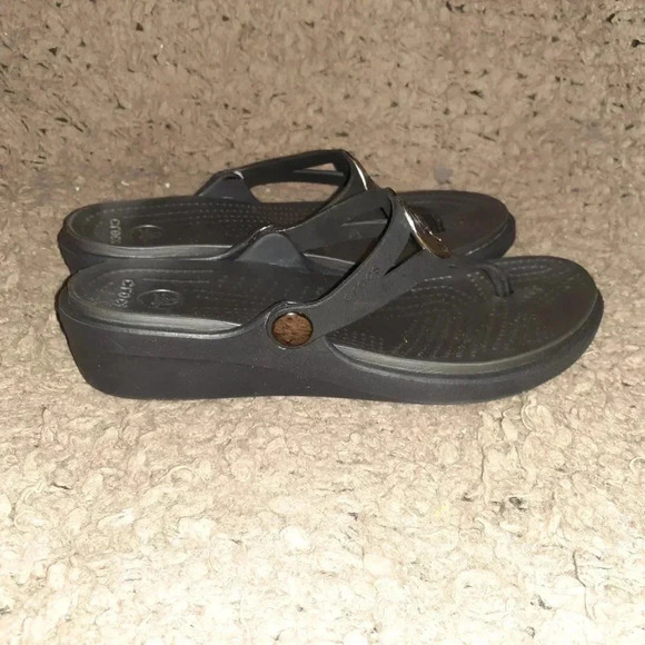 CROCS-Sanrah- Metallic Medallion Sandals-Black Thong Wedge-Sz 6-Near Mint - Picture 4 of 7